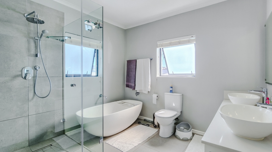 To Let 3 Bedroom Property for Rent in Protea Heights Western Cape